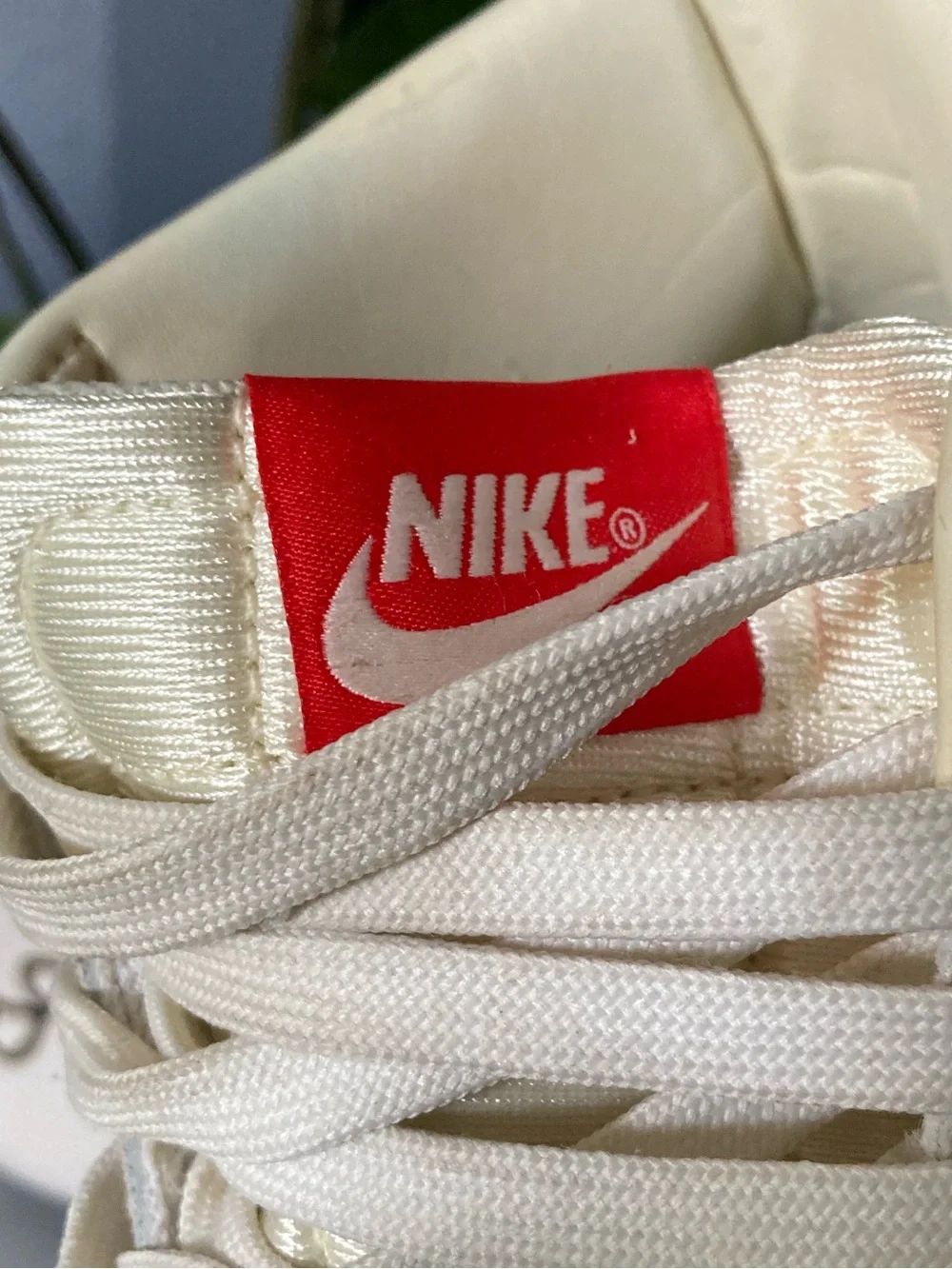 Nike suede High-Top Sneakers in Off-White with Pink/red Swoosh